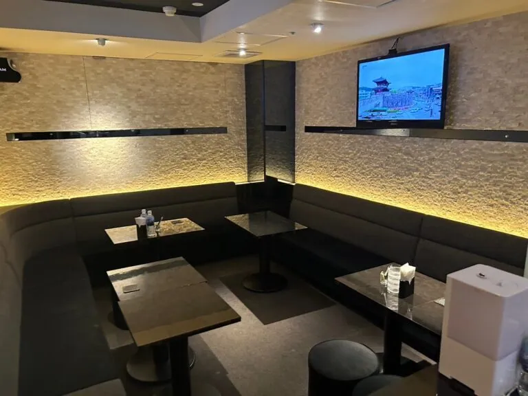 JJ （ジェイジェイ）の店内