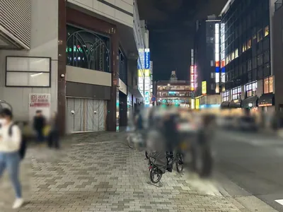 モーストへの道順 2／3：駅を背中にして左へ歩きます。
