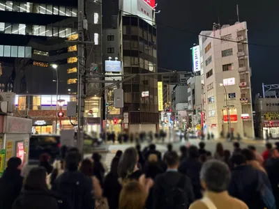 XX （トゥーエックス）への道順 3／10：正面の横断歩道を渡ります。