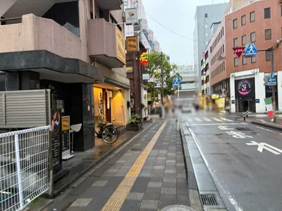 ゴッドへの道順 14／14：十字路の手前左手に千葉ゴッドの入る「シャインビルⅡ」があります。