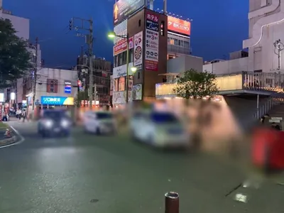 ドラゴンクラブへの道順 2／6：ロータリーを左手にロータリー沿いを歩きます。