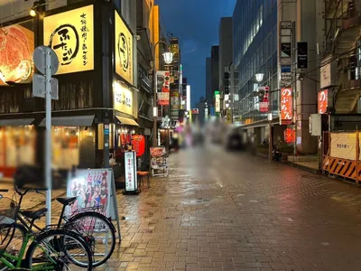 小鳥遊 （タカナシ）への道順 4／5：左折をしたら直進して一つ目の路地を越えます。