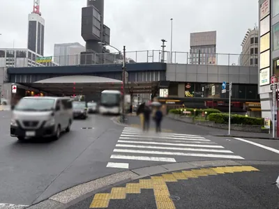 水滴 （シズク）への道順 3／10：一つ目の横断歩道を渡ります。