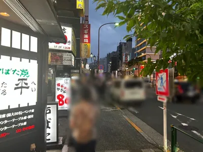ビゼへの道順 6／8：左手二つ目の路地も超えて直進します。