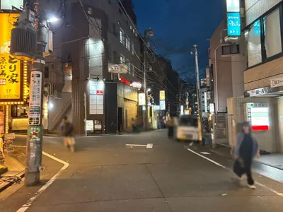 アドアへの道順 8／13：左手の一つ目の路地を越えて直進を続けます。