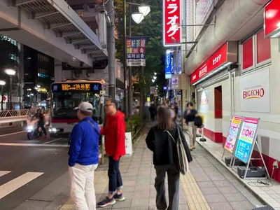 ガーデンへの道順 2／7：駅を背にして右手に進みます。