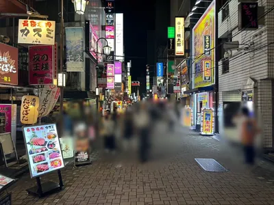レイへの道順 7／9：二つ目の左手路地も越えて直進します。