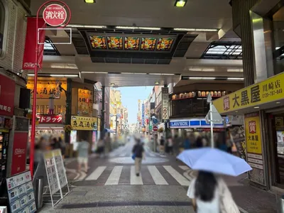 ガールズコレクションへの道順 5／11：一つ目の十字路を越えて直進します。