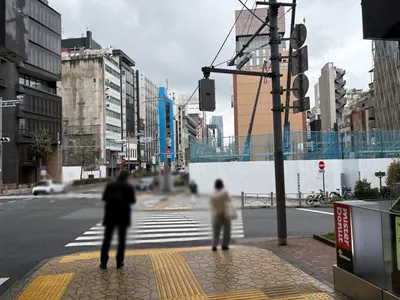 チックへの道順 4／10：二つ目の横断歩道を渡って右折します。