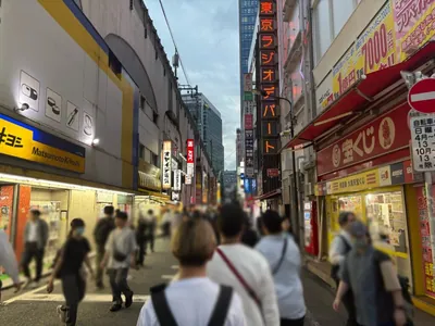 秋葉原　くノ一育成所 （東京忍者BAR 秋葉原 くノ一育成所）への道順 5／8：横断歩道を渡ったら正面の路地を進みます。