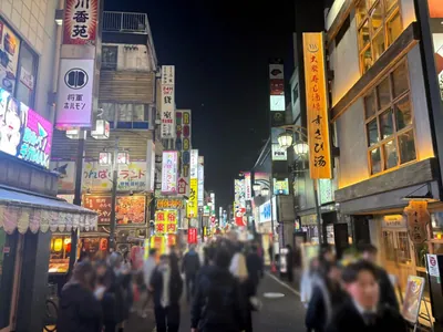 ハルへの道順 7／8：左手一つ目の路地を越えて直進をします。