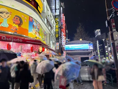 ポセイドンへの道順 5／12：横断歩道を渡ったら右折します。