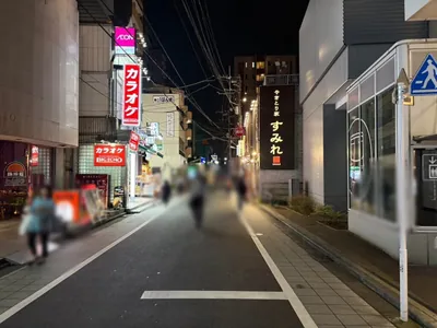 コンラッドへの道順 2／6：駅を背にして右手に進みます。