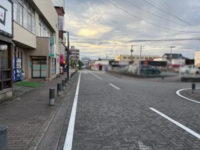 君津　ラヴィアンローズへの道順 8／9：右手の二つ目の路地も越えて直進を続けます。