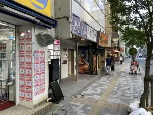 秋葉原　二次元彼女 （ニジゲンカノジョ）への道順 10／10：横断歩道を渡って直進すると左手に「ばんから」というラーメン屋さんが出てきます。同じビルに秋葉原二次元カノジョが入ります。
