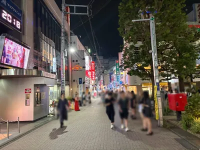 シロへの道順 2／6：駅を背にして目の前の道路を右折します。
