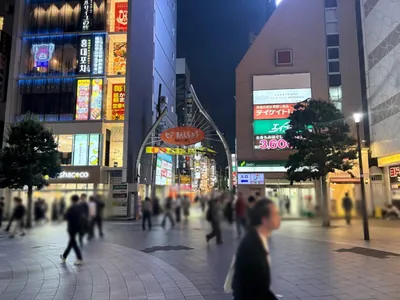 シエルへの道順 2／6：駅を背にして右手に進む。