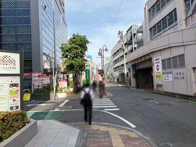 スカイキャッスルへの道順 5／12：左手二つ目の路地を越えて直進します。