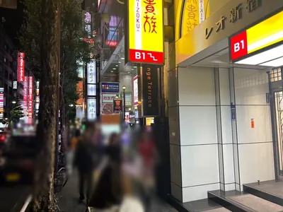 オレンジテラスへの道順 10／10：少し歩くと右手に歌舞伎町オレンジテラスの入る「東陽ビル」があります。
