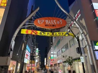 シエルへの道順 3／6：正面の路地を進む。