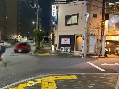 ジーザスへの道順 9／9：一つ目の十字路を越えたすぐ右手角に錦糸町ジーザスの入る「林ビル」があります。