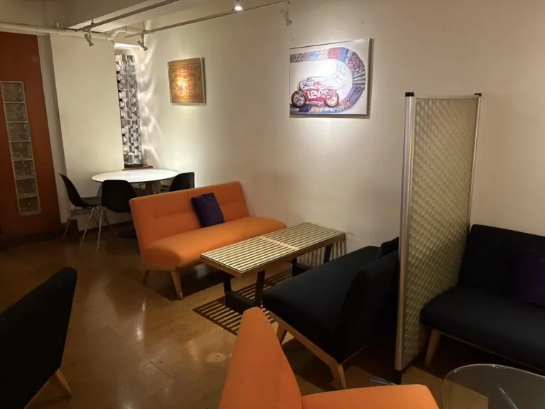 ラウンジの店内