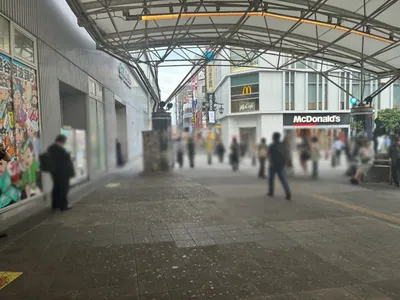 アクアスターレーベルへの道順 2／6：駅を背に左に進みます。