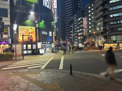 ハナビへの道順 5／8：十字路を渡って直進を続けます。