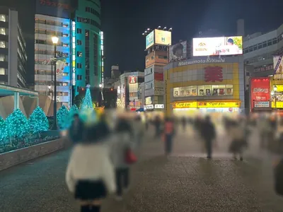 プラナへの道順 2／9：駅を背中にして右へ歩きます。