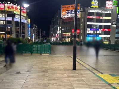松戸　酒酒 （シュシュ）への道順 2／6：駅を背にして直進します。