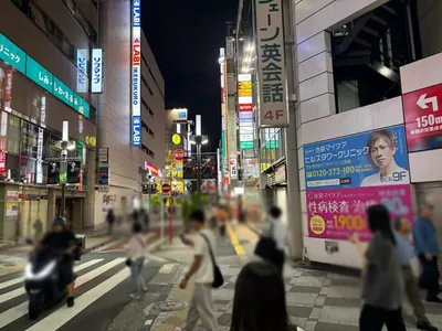 シーサイドへの道順 3／5：横断歩道を渡ったら左の路地を進みます。
