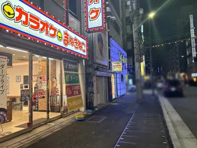 クイーンウエストへの道順 4／4：少し進むと左手に神田クイーンウエストの入る「神田第3ビル」があります。