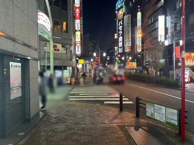 シュラーナ （shula’na）への道順 9／10：左手の路地を超えて直進を続けます。