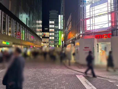 秋葉原　ハグモへの道順 2／4：駅を背にして直進します。