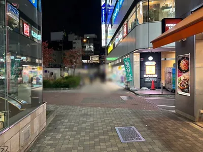 メティへの道順 3／5：右手の一つ目の路地を超えて直進します。