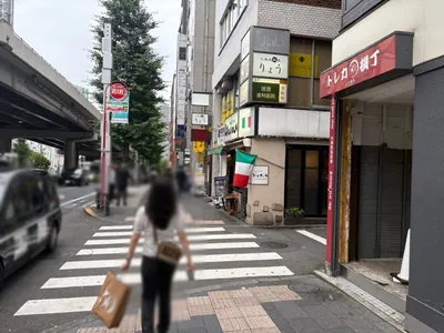 デイトナへの道順 3／4：一つ目の路地を越えて直進を続けます。