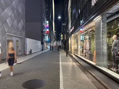 ラシャンブルへの道順 3／5：一つ目の路地を右折します。