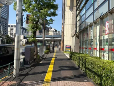 レイへの道順 2／10：道路を左手に直進します。