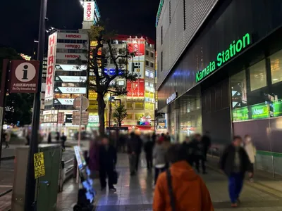 イエローラブへの道順 2／8：駅を背にして右手に進みます。