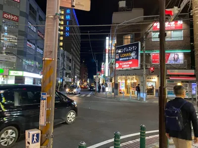 柏　ベロアへの道順 8／13：直進をすると大きな十字路に出るので正面へ横断歩道を渡り直進します。