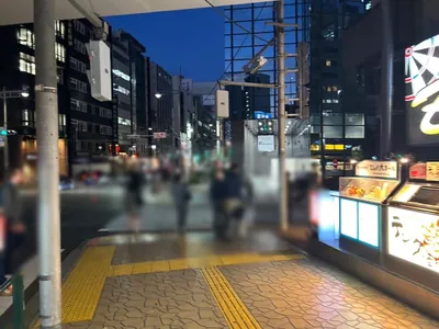 ヒルコレスナックへの道順 7／10：ガードをくぐると横断歩道が出てくるので渡ります。
