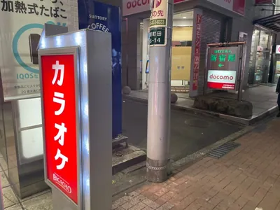 テラスへの道順 4／7：左手の1つ目の曲がり角を左折し直進します。