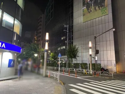 パブロへの道順 5／7：直進したら左手の一つ目の路地を左折します。