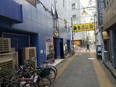 オブロングラウンジへの道順 6／6：広い道路に突き当たる手前の左手に調布オブロングラウンジの入る「グランドスラムビル」があります。
