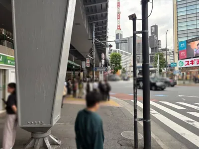 アナザームーンへの道順 2／7：駅を背にして左に進みます。
