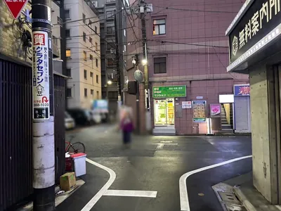 エイムへの道順 6／8：二つ目の十字路を直進します。