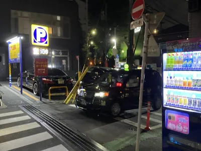 レトルフへの道順 3／5：右手にコインパーキングが出てくるので直進します。