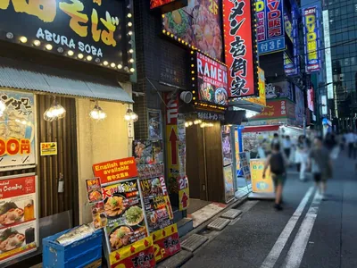 秋葉原　くノ一育成所 （東京忍者BAR 秋葉原 くノ一育成所）への道順 8／8：左手路地手前角に秋葉原くノ一育成所の入る「秋葉原ダイアモンドビル」があります。