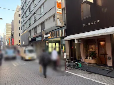 サク （朔）への道順 10／10：十字路に出る手前の右手に銀座サクの入る「第23ポールスタービル」が出てきます。