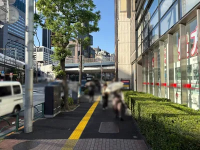 バカラへの道順 2／9：道路を左手に直進します。